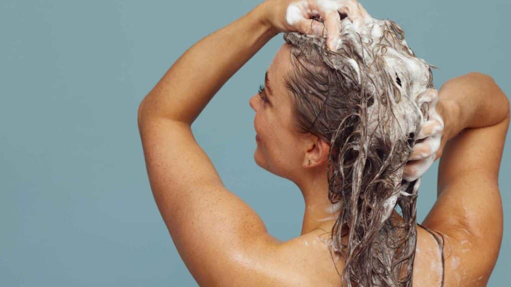 Guia de Verão: Como Proteger o Cabelo do Sol, Mar e Piscina